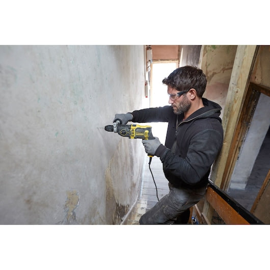 Furadeira de impacto Stanley (FMEH850K-QS) 850W com 2 velocidades e estojo de ferramentas.