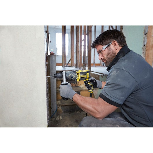 Furadeira de impacto Stanley (FMEH850K-QS) 850W com 2 velocidades e estojo de ferramentas.