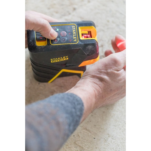 Nível a laser Stanley (FMHT1-77415) FATMAX® com travessa e 5 pontos - Vermelho