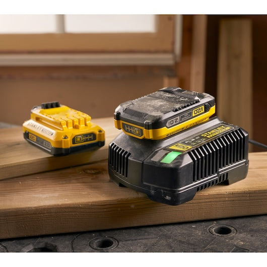 Kit de arranque de batería Stanley (SFMCB12D2-QW) V20 de 18 V - 2 x 2 Ah