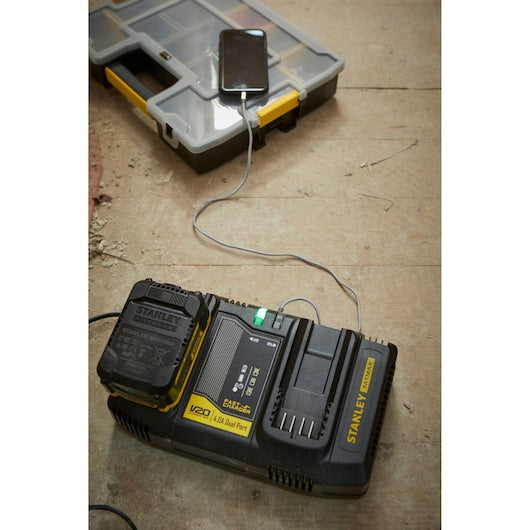 Cargador de doble puerto Stanley (SFMCB24-QW) de 18 V, V20 y 4 A