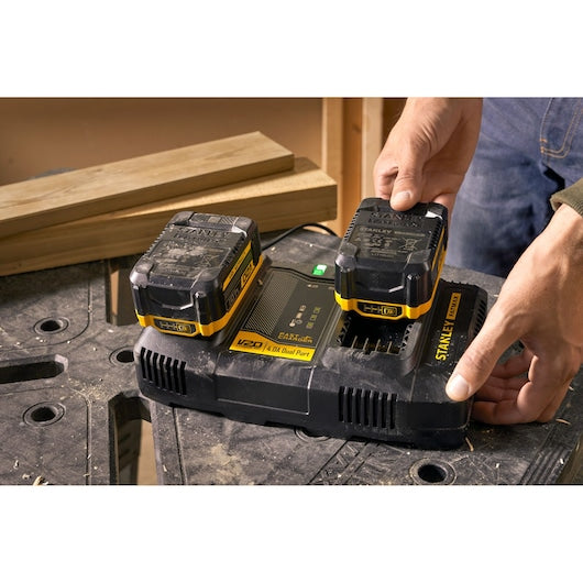 Cargador de doble puerto Stanley (SFMCB24-QW) de 18 V, V20 y 4 A