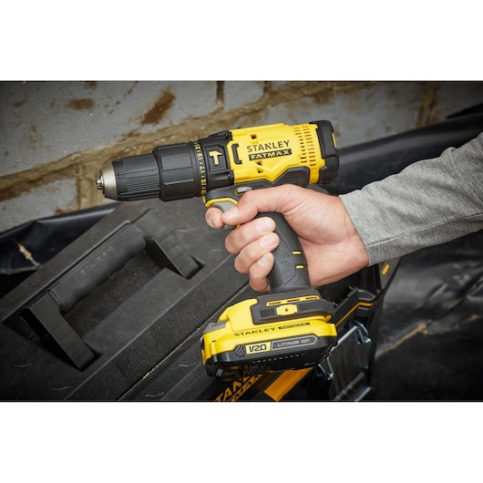 Furadeira/Parafusadeira de Impacto Stanley (SFMCD711C2S-QW) 18V V20 - Kit com Bolsa Macia de 1,5Ah
