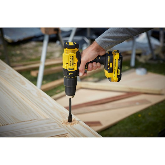 Furadeira/Parafusadeira de Impacto Stanley (SFMCD711C2S-QW) 18V V20 - Kit com Bolsa Macia de 1,5Ah