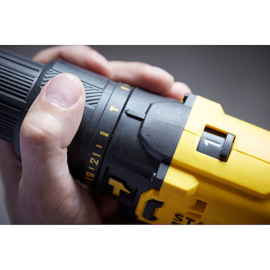 Furadeira/Parafusadeira de Impacto Stanley (SFMCD711C2S-QW) 18V V20 - Kit com Bolsa Macia de 1,5Ah