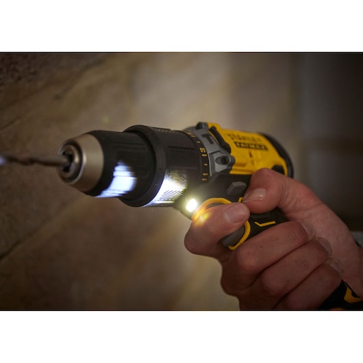 Furadeira/Parafusadeira de Impacto Stanley (SFMCD715C2K-QW) 18V V20 sem Escovas - Kit de 1,5Ah
