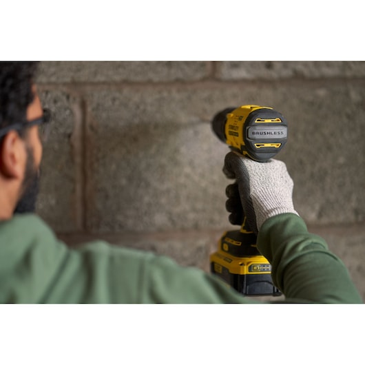 Kit de Furadeira/Parafusadeira de Impacto Stanley (SFMCD715M2K-QW) 18V V20 sem Escovas - 4.0Ah