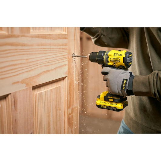 Kit de Furadeira/Parafusadeira Stanley (SFMCD720D2K-QW) Premium 18V V20 com Motor Brushless e Bateria de 2.0Ah