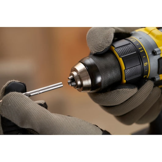 Kit de Furadeira/Parafusadeira Stanley (SFMCD720D2K-QW) Premium 18V V20 com Motor Brushless e Bateria de 2.0Ah