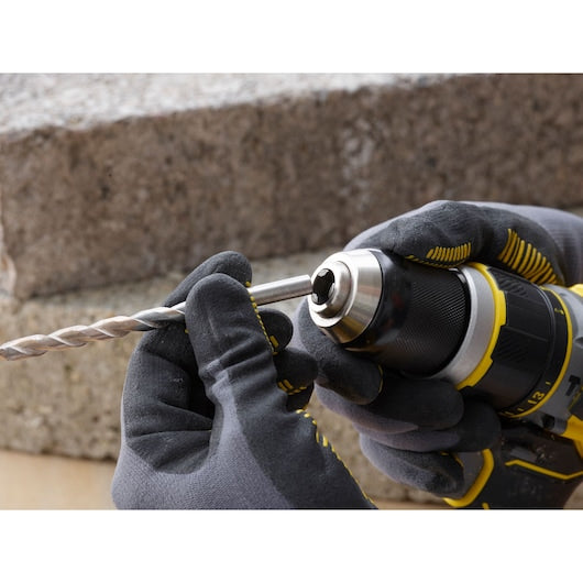 Furadeira/Parafusadeira de Impacto Stanley (SFMCD721D2K-QW) Premium 18V V20 sem Escovas - Kit de 2,0Ah