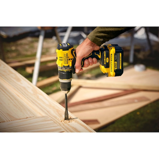 Kit de Furadeira/Parafusadeira de Impacto Stanley (SFMCD721M2K-QW) Premium 18V V20 com Motor Brushless - 4.0Ah