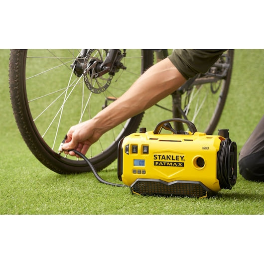 Inflador Stanley (SFMCE520B-QW) 18V V20 (Somente a ferramenta)