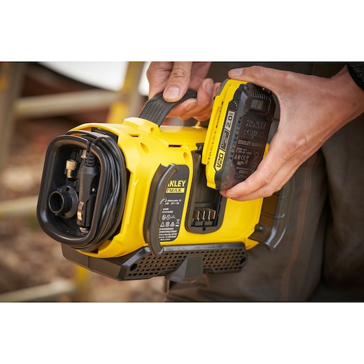 Inflador Stanley (SFMCE520B-QW) 18V V20 (Somente a ferramenta)