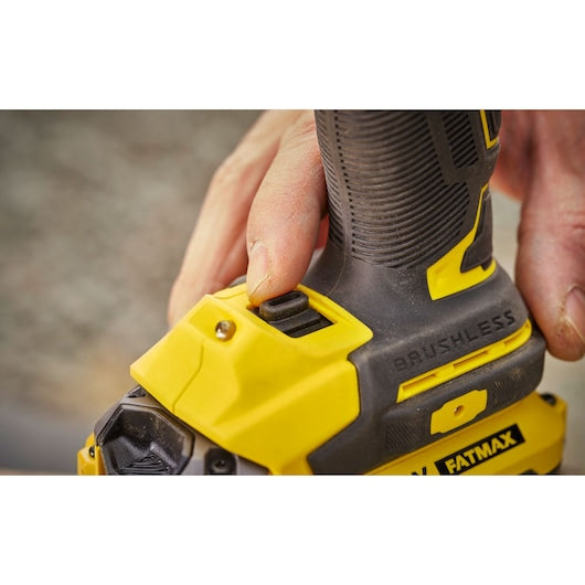 Chave de impacto Stanley (SFMCF920B-XJ) 18V V20 de 1/2 pol. com motor sem escova, 2 velocidades e torque médio (somente a ferramenta)
