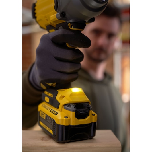 Chave de impacto Stanley (SFMCF940M1-QW) 18V V20 de 1/2 pol. com 3 velocidades e motor sem escova de alto torque - Kit de 4,0 Ah