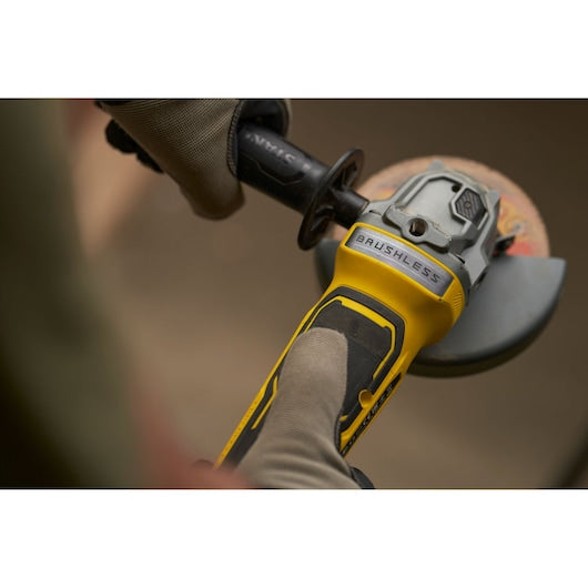 Esmerilhadeira angular sem escova Stanley (SFMCG700B-XJ) 18V V20 de 125 mm (somente ferramenta)