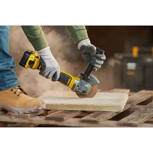 Esmerilhadeira angular Stanley (SFMCG700M2K-QW) 18V V20 sem escovas de 125 mm - Kit com 2 baterias de 4,0 Ah