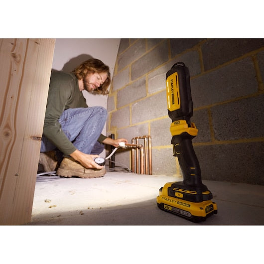 Stanley (SFMCL050B-XJ) Lanterna giratória sem fio 18V FATMAX® V20 (somente ferramenta)