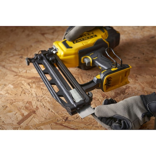 Pregador pneumático de acabamento Stanley (SFMCN616B-XJ) 18V FATMAX® V20 de 16g (somente ferramenta)
