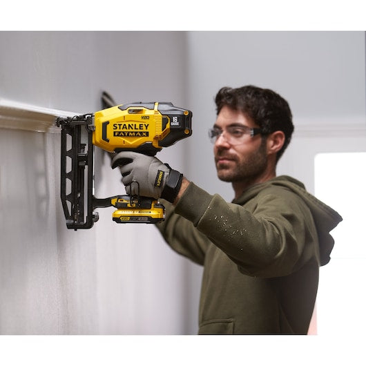 Pregador pneumático de acabamento Stanley (SFMCN616D2K-QW) 18V V20 calibre 16 - Kit com 2 baterias de 2,0 Ah