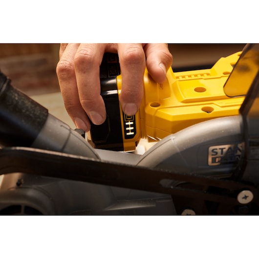 Serra de esquadria sem fio Stanley (SFMCS701M1-QW) 18V FATMAX® V20 de 190 mm