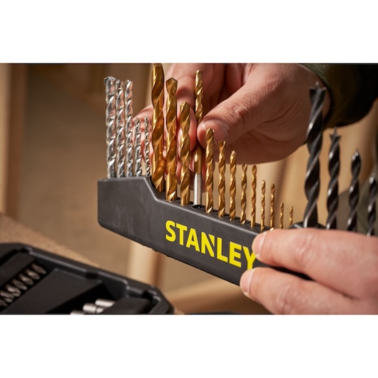 Conjunto de 70 peças mistas para furar e parafusar Stanley (STA7184-XJ)
