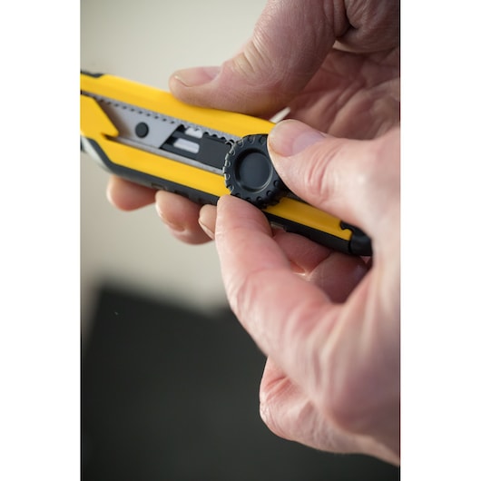 Faca de pressão Stanley (STHT10268-0) de 18 mm com trava de roda