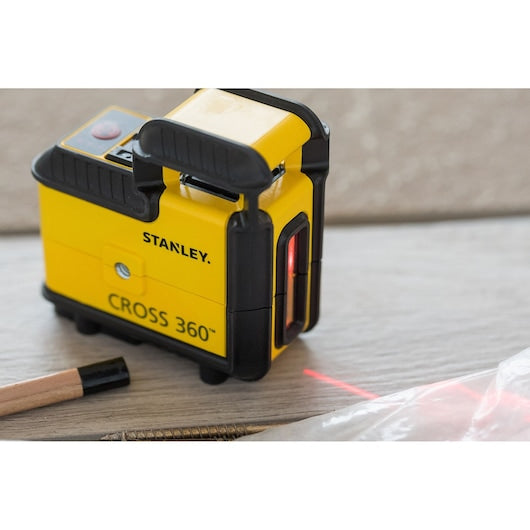 Nível a laser vermelho Stanley (STHT77640-1) com linhas cruzadas de 360°, tripé e estojo.