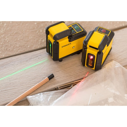 Nível a laser vermelho Stanley (STHT77640-1) com linhas cruzadas de 360°, tripé e estojo.