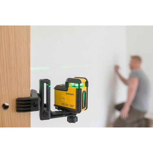 Nível a laser Stanley (STHT77641-1) com linhas cruzadas de 360° na cor verde, com tripé e estojo.