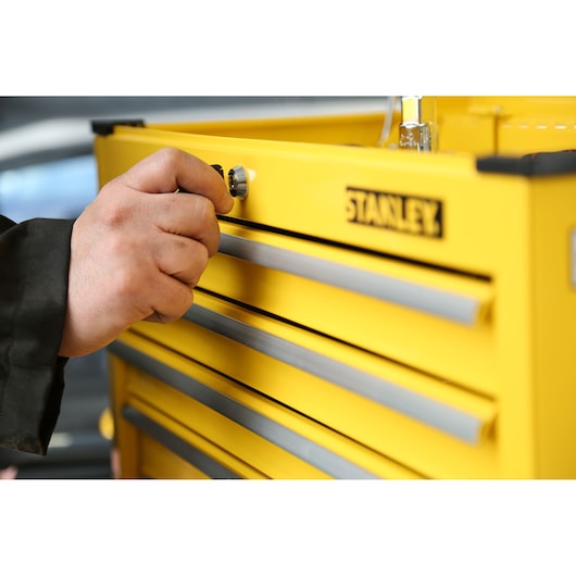 Baú com tampo de metal Stanley (STMT1-75062), 661 mm 26 pol.