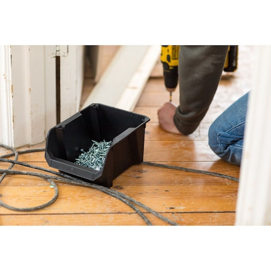 Stanley (STST82734-1) Conjunto de 4 Caixas Organizadoras Médias Pretas com 4 Suportes de Parede Médios