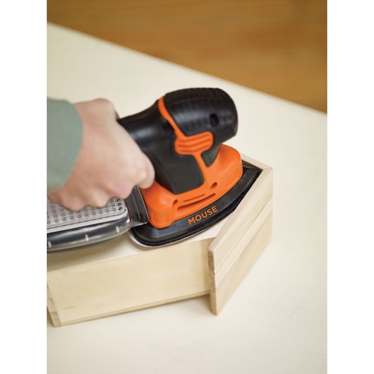 Lixadeira elétrica Black&Decker (KA2000-QS) de 120 W, modelo Next Generation Mouse®, com 6 acessórios e bolsa de armazenamento.
