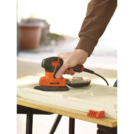 Lixadeira elétrica Black&Decker (KA2000-QS) de 120 W, modelo Next Generation Mouse®, com 6 acessórios e bolsa de armazenamento.