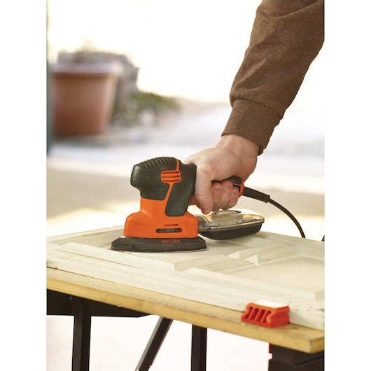 Lixadeira elétrica Black&Decker (KA2000-QS) de 120 W, modelo Next Generation Mouse®, com 6 acessórios e bolsa de armazenamento.