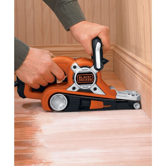 Lijadora de banda Black&Decker (KA88-QS) de 720 W, 75 mm x 533 mm, con bolsa de extracción de polvo