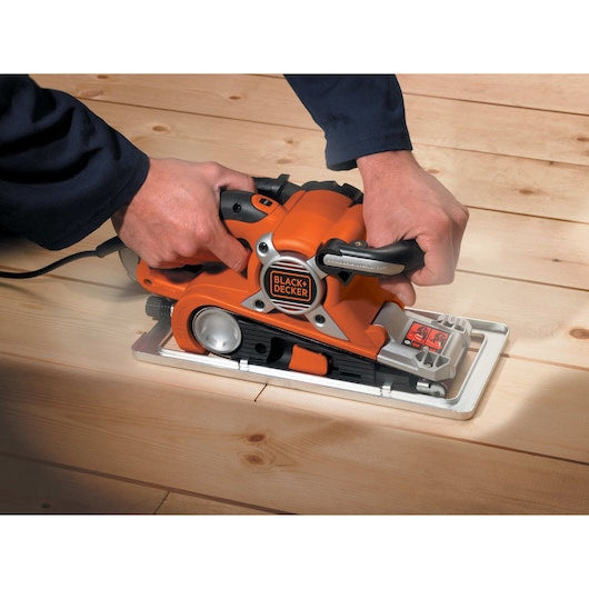 Lixadeira de cinta Black&Decker (KA89EK-QS) 750W, 75mm x 533mm com estojo de ferramentas