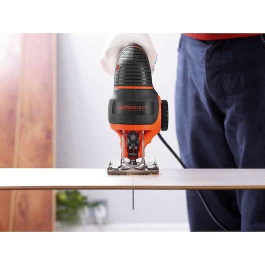 Sierra de calar de péndulo Black&Decker (KS801SEK-QS) AUTOSELECT® de 550 W con hoja y estuche