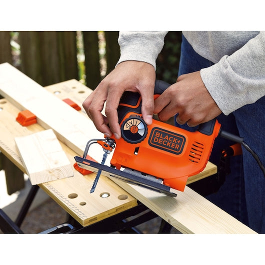 Sierra de calar de péndulo Black&Decker (KS801SEK-QS) AUTOSELECT® de 550 W con hoja y estuche