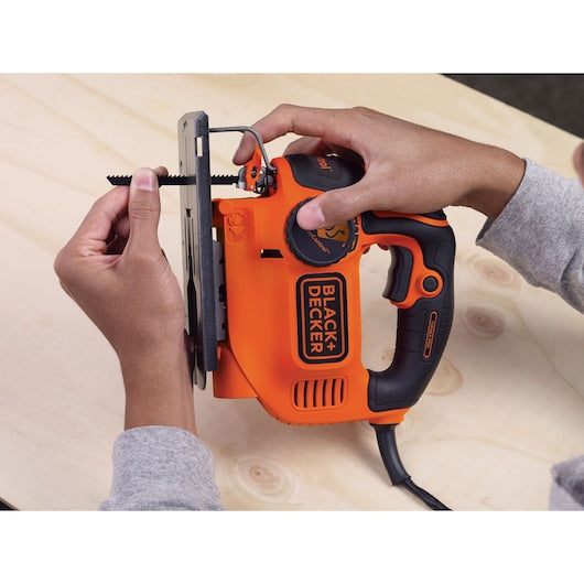 Sierra de calar de péndulo Black&Decker (KS801SEK-QS) AUTOSELECT® de 550 W con hoja y estuche