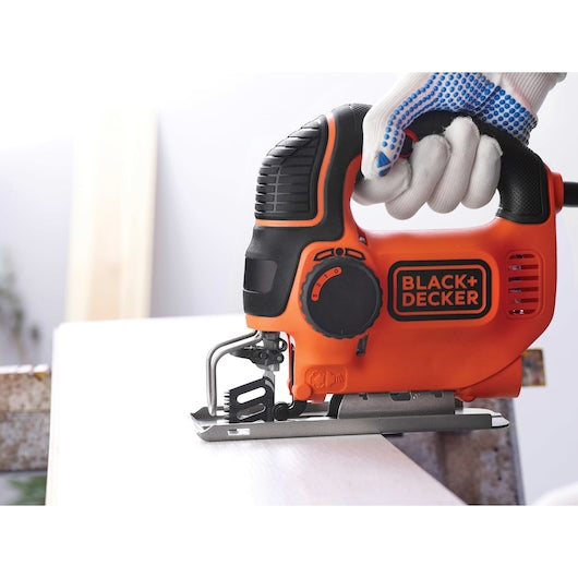 Sierra de calar de péndulo de velocidad variable Black&Decker (KS901PEK-XK) de 620 W con dos hojas y estuche