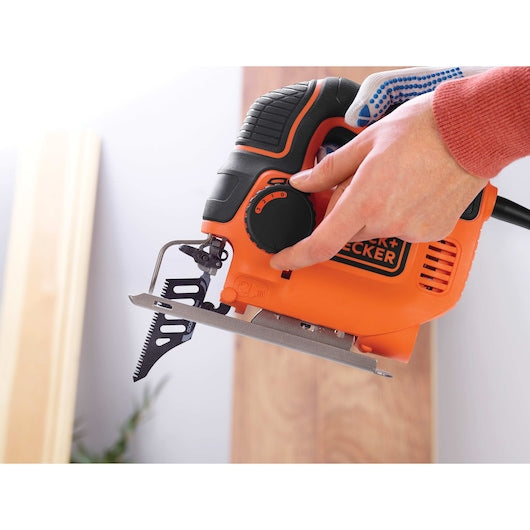 Sierra de calar de péndulo de velocidad variable Black&Decker (KS901PEK-XK) de 620 W con dos hojas y estuche