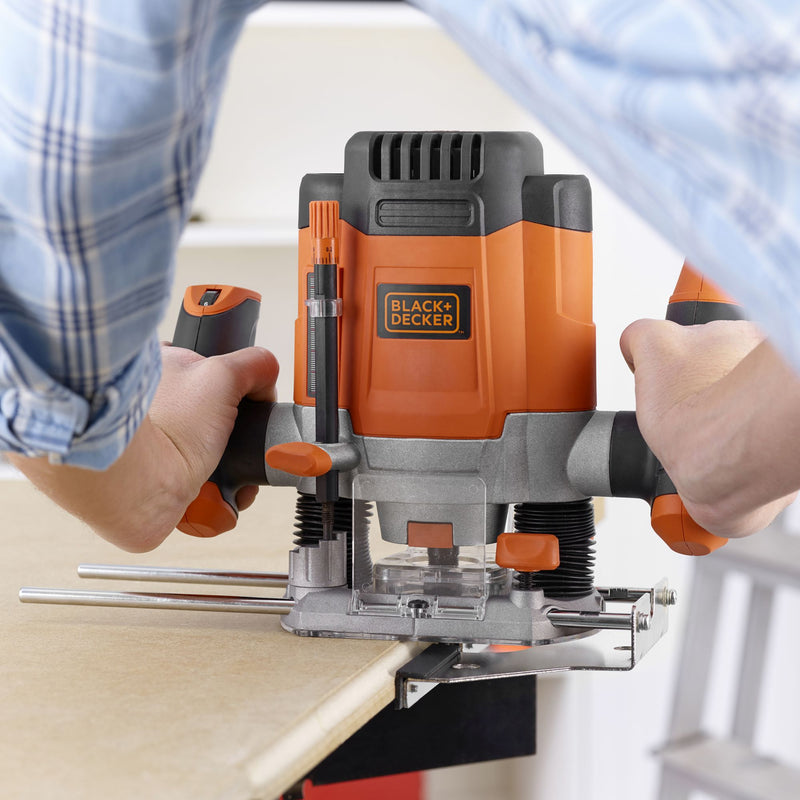 Black&Decker (KW1200E-QS) 1200W 6.35mm Plunge Router With 6 Accessories