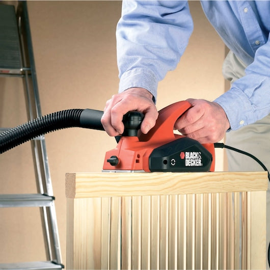 Cepilladora de rebajes Black&Decker (KW712KA-QS) de 650 W con tope paralelo y kit de herramientas
