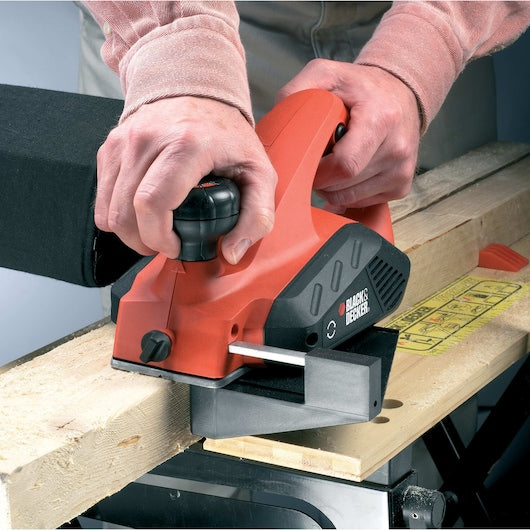 Cepilladora de rebajes Black&Decker (KW712KA-QS) de 650 W con tope paralelo y kit de herramientas