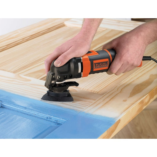 Ferramenta multifuncional oscilante elétrica Black&Decker (MT300KA-QS) de 300 W com 12 acessórios em estojo.
