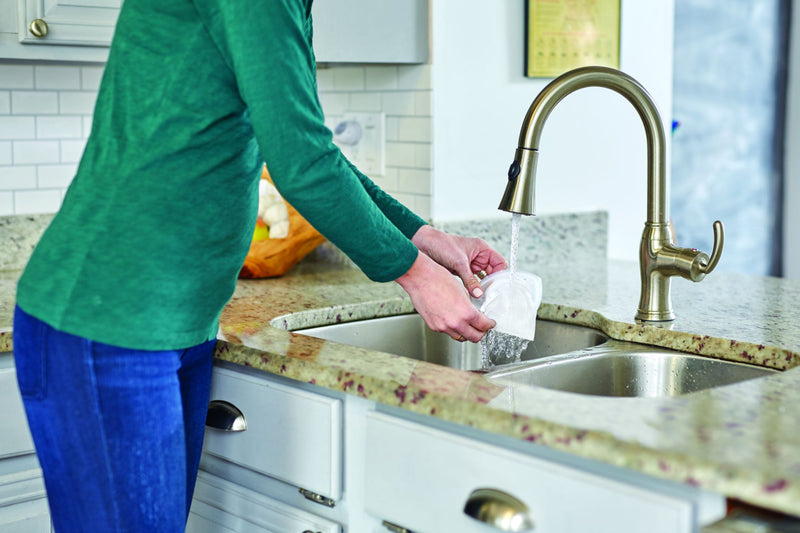 Black&Decker (NSVA315J-QW) 4-in-1 handheld vacuum cleaner with accessories. 10.8V power and 1.5Ah lithium battery.