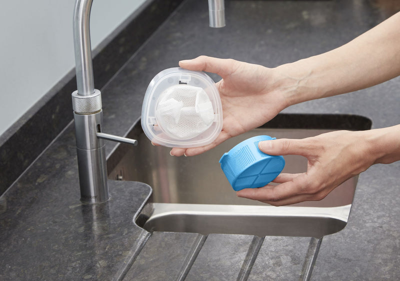 Black&Decker (NVC215WA-QW) Handheld vacuum cleaner with accessories. 7.2V power and 1.5Ah lithium battery.