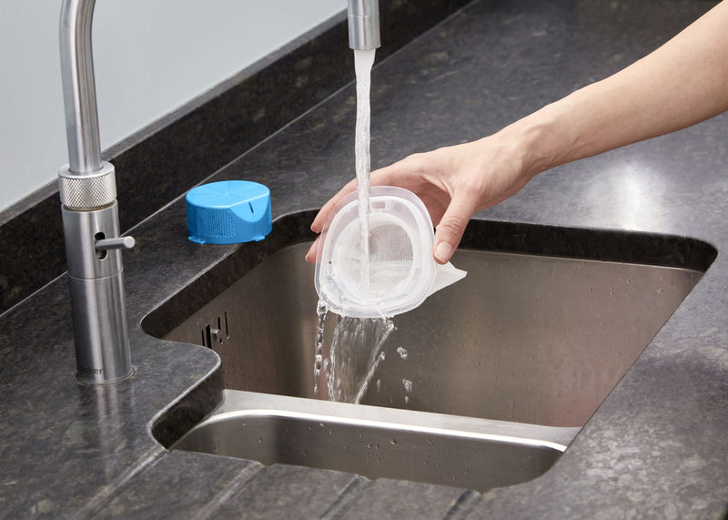 Black&Decker (NVC215WA-QW) Handheld vacuum cleaner with accessories. 7.2V power and 1.5Ah lithium battery.