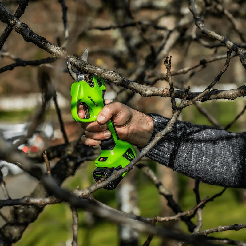 Tesoura de poda Vito (VITPB16832) sem escovas, 16,8 V, corta até 32 mm, com 2 baterias e carregador.